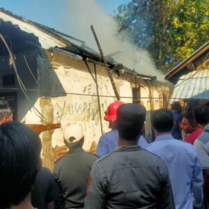 SINERGITAS POLRI, DAMKAR DAN MASYARAKAT BERHASIL PADAMKAN KEBAKARAN RUMAH DI KELURAHAN BALI DOMPU