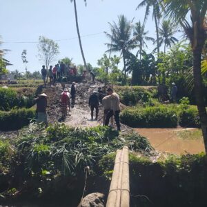 Bhabinkamtibmas Desa Arjangka Gotong Royong Bersama Warga Buka Akses Jalan Baru