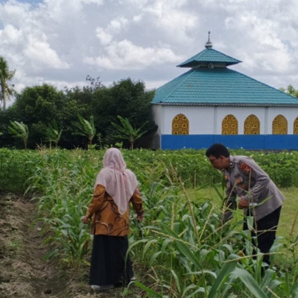 Polsek Labuapi Ajak Warga Telagawaru Manfaatkan Lahan Kosong