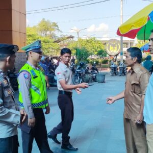 Patroli Dialogis Polsek Kopang di Pasar Jelojok, Wujudkan Situasi Kamtibmas yang Aman dan Kondusif