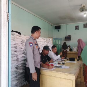 Bhabinkamtibmas Desa Arjangka Monitoring Penyaluran Bantuan Pangan kepada 987 KK