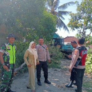 Personel Polsek Jerowaru Laksanakan Pengamanan dan Pengawalan Pelebaran serta Persiapan Pengaspalan Jalan Desa Sukadamai