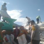 BHABINKAMTIBMAS POLSEK WOJA PANTAU PROSES PENGGILINGAN DAN PENJEMURAN JAGUNG WARGA DI DESA SANEO