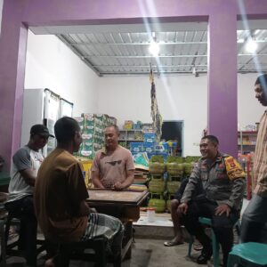 BHABINKAMTIBMAS KELURAHAN KARIJAWA PERERAT SILATURAHMI DENGAN TOKOH MASYARAKAT GUNA JAGA KAMTIBMAS