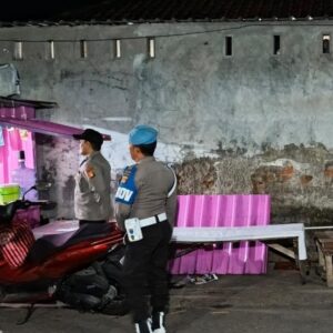 Antisipasi Kejahatan Malam, Polsek Labuapi Gelar Patroli Blue Light