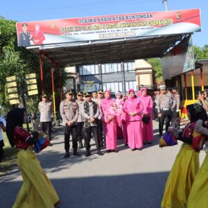 Tari Wura Bongi Monca Sambut Kunjungan Kerja Kapolda NTB di Mako Polres Bima Kota