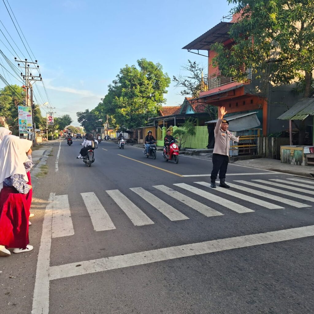 Polsek Rasanae Timur Laksanakan Pergelaran Rawan Pagi, Antisipasi Kemacetan dan Berikan Rasa Aman kepada Masyarakat