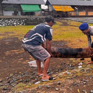 “Polisi Peduli” Satpolairud Polres Bima Kabupaten Bersama Warga Bersihkan Tumpukan Sampah di Dermaga Tradisional Bajo