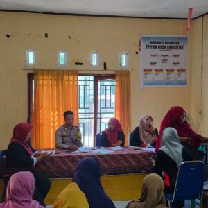 Bhabinkamtibmas Desa Lamuntet Dampingi Penyaluran Bantuan Pangan