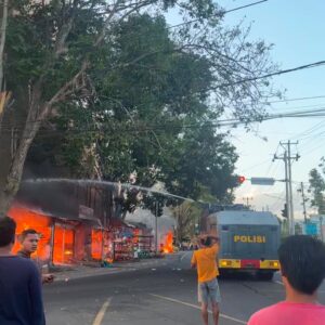 KEBAKARAN HANGUSKAN TUJUH UNIT KIOS DI DOROTANGGA, POLSEK DOMPU LAKUKAN PENGAMANAN DAN PENGATURAN ARUS LALU LINTAS