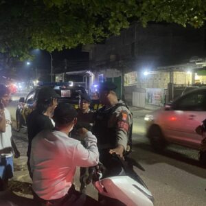 PATROLI DIALOGIS SAT SAMAPTA POLRES DOMPU, AJAK GENERASI MUDA PATUHI JAM MALAM DAN JAGA KAMTIBMAS