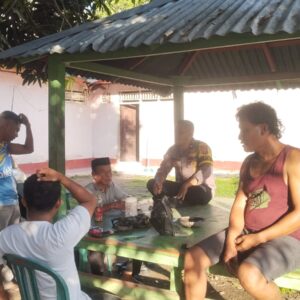 BHABINKAMTIBMAS DESA KEMPO AJAK WARGA AKTIFKAN POSKAMLING, PERKUAT KEAMANAN LINGKUNGAN