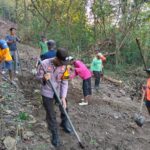 Bhabinkamtibmas Polres Bima Kota Bersama Warga Gotong Royong Buka Akses Jalan Menuju TPU Tolotando