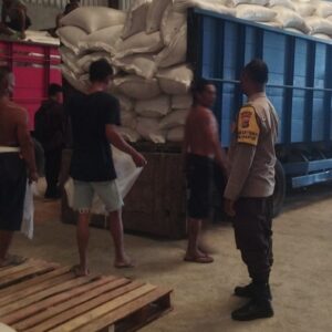 Polri Kawal Distribusi 12 Ton Jagung ke BULOG NTB