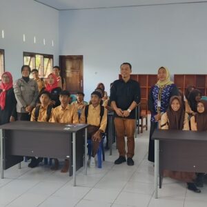 SAT BINMAS POLRES DOMPU TINGKATKAN PEMBINAAN GENERASI MUDA DAN PERKUAT SINERGI KEAMANAN MELALUI KEGIATAN PENYULUHAN DAN KOORDINASI