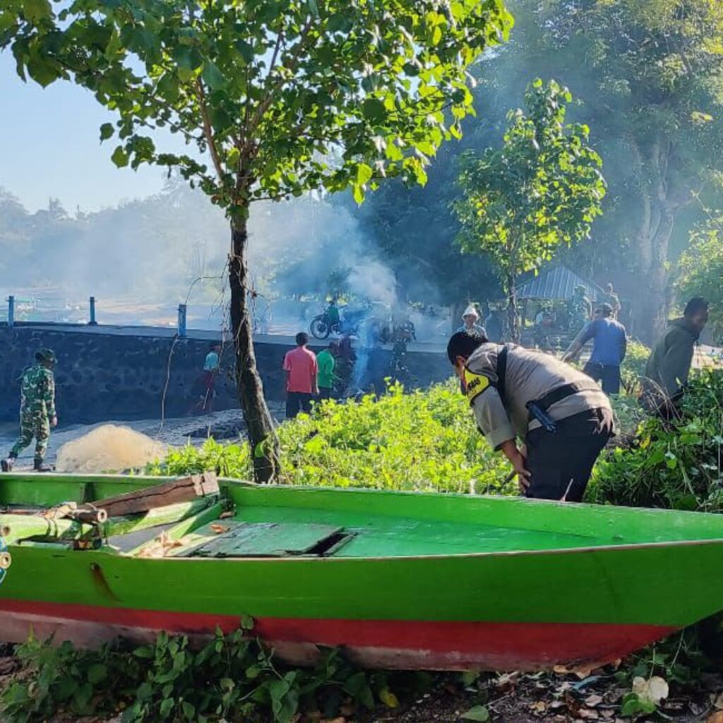 SINERGI TNI-POLRI DAN MASYARAKAT, GOTONG ROYONG BERSIHKAN PANTAI LABUAN BERANTI DI KECAMATAN PEKAT
