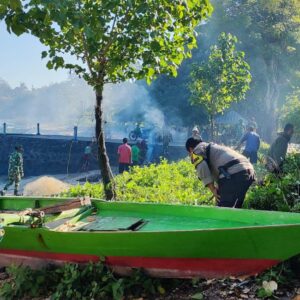 SINERGI TNI-POLRI DAN MASYARAKAT, GOTONG ROYONG BERSIHKAN PANTAI LABUAN BERANTI DI KECAMATAN PEKAT