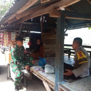 BHABINKAMTIBMAS DESA MADAPRAMA AJAK WARGA AKTIFKAN RONDA MALAM DEMI MENJAGA KEAMANAN LINGKUNGAN