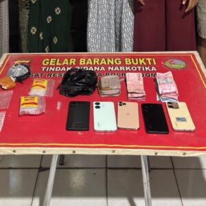 SATRESNARKOBA POLRES DOMPU AMANKAN 7 TERDUGA PELAKU NARKOTIKA DALAM OPERASI PENEGAKAN HUKUM SKALA BESAR DI KAMPUNG RAWAN NARKOBA