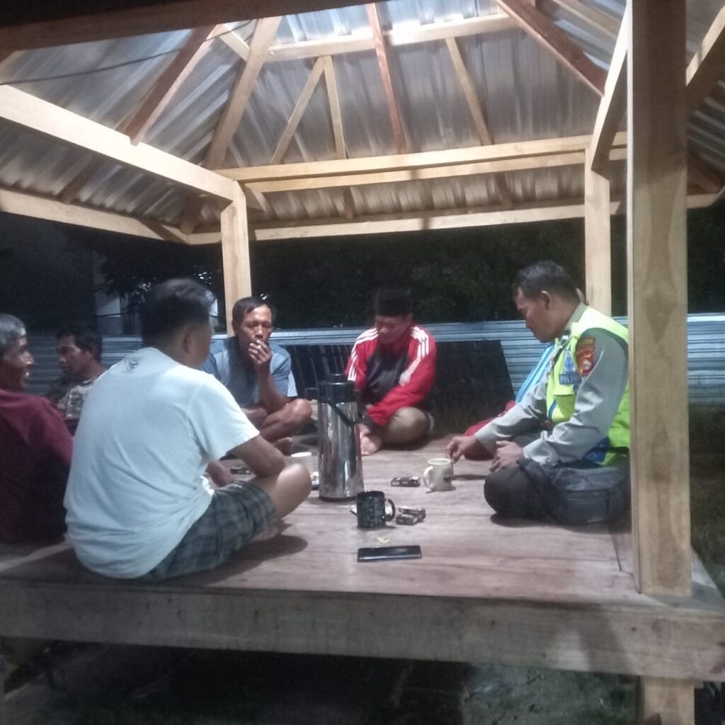Bhabinkamtibmas Dasan Anyar Dorong Warga Aktifkan Siskamling untuk Jaga Kamtibmas