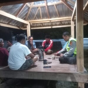 Bhabinkamtibmas Dasan Anyar Dorong Warga Aktifkan Siskamling untuk Jaga Kamtibmas