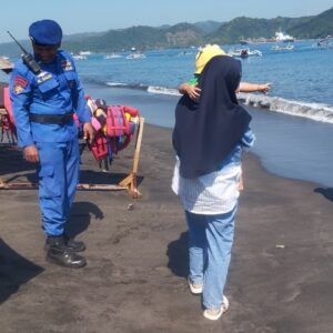 Antisipasi Kriminalitas, Satpolairud Polres Lombok Barat Patroli Pantai Cemara