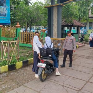 POLSEK KAYANGAN LAKSANAKAN GIAT RAWAN PAGI DAN PATROLI KRYD DI SEKITAR SMPN 1 KAYANGAN