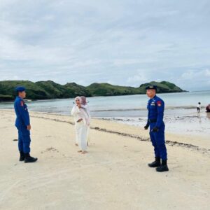 Personel Pospam Siaga SAR Ditpolairud Polda NTB Intensifkan Himbauan Keselamatan di Pantai Kuta Mandalika