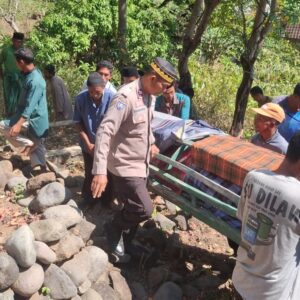 Wujud Empati Polri, Bhabinkamtibmas Polsek Soromandi Laksanakan Sambang Duka
