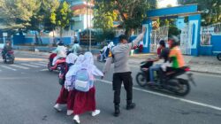 Bantu Pelajar Menyeberang, Personel Polsek Rastim Hadir dalam Pelayanan Rawan Pagi