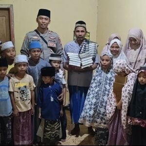 Sambut Hari Bhayangkara ke-80, Polsek Buer Salurkan Bantuan Al-Qur’an ke Rumah Mengaji