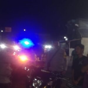 Konsep Dalam rangka meningkatkan pelayanan kepada masyarakat serta menjaga situasi keamanan dan ketertiban masyarakat (kamtibmas), Polsek Kempo Polres Dompu melaksanakan Kegiatan Rutin Yang Ditingkatkan (KRYD) dengan metode Blue Light Patrol di wilayah hukum Polsek Kempo, Selasa malam (9/6/2026).  Patroli menyasar sejumlah desa yang dianggap rawan gangguan kamtibmas, di antaranya Desa Kempo, Desa Ta’a, Desa Doro Kobo, Desa Soro, Desa Soro Barat, dan Desa Konte. Selain melakukan pemantauan situasi keamanan wilayah, personel juga melaksanakan patroli dialogis dengan menyampaikan berbagai pesan kamtibmas kepada masyarakat.  Di Desa Kempo, Ta’a, dan Doro Kobo, petugas mengimbau masyarakat untuk bersama-sama menjaga keamanan lingkungan serta mengingatkan para pemuda yang masih berkumpul di pinggir jalan agar tidak membawa senjata tajam, menghindari konsumsi minuman keras, dan meningkatkan kewaspadaan terhadap aksi pemalakan maupun pencurian.  Selanjutnya di Desa Soro dan Soro Barat, personel patroli memberikan edukasi kepada masyarakat, khususnya anak muda dan remaja, agar menjauhi minuman keras, tidak membawa senjata tajam, serta tidak menggunakan sepeda motor dengan knalpot racing yang dapat mengganggu kenyamanan masyarakat dan berpotensi memicu gangguan ketertiban umum.  Patroli kemudian dilanjutkan ke Desa Konte dengan melakukan pengecekan di lokasi-lokasi yang menjadi tempat berkumpulnya masyarakat. Petugas juga mengajak para pemuda untuk menghindari perilaku yang dapat memicu konflik sosial, termasuk penyalahgunaan minuman keras, penggunaan knalpot tidak sesuai spesifikasi teknis, maupun tindakan lain yang berpotensi menimbulkan keributan antar kelompok dan mengganggu kerukunan antarumat beragama.  Kapolsek Kempo, IPTU Agustamin, S.H., menyampaikan bahwa patroli dialogis dan Blue Light Patrol merupakan upaya preventif yang terus dilakukan untuk mencegah berbagai bentuk gangguan kamtibmas sekaligus memperkuat hubungan kemitraan antara Polri dan masyarakat.  “Kami mengarahkan seluruh personel agar dalam setiap pelaksanaan patroli tidak hanya melakukan pengawasan, tetapi juga aktif berdialog dengan masyarakat. Melalui komunikasi yang baik, berbagai potensi gangguan keamanan dapat dicegah sejak dini dan masyarakat semakin merasa aman dengan kehadiran Polri di tengah-tengah mereka,” ujar IPTU Agustamin.  Sementara itu, Kapolres Dompu AKBP Sodikin Fahrojin Nur, S.I.K., melalui Kasi Humas Polres Dompu IPTU I Nyoman Suardika menyampaikan bahwa kegiatan KRYD dan Blue Light Patrol merupakan bagian dari strategi pemeliharaan kamtibmas yang bertujuan menciptakan rasa aman sekaligus menekan peluang terjadinya tindak kriminalitas.  “Patroli Blue Light memberikan efek pencegahan terhadap pelaku kejahatan sekaligus meningkatkan kepercayaan masyarakat kepada Polri. Kehadiran anggota di lapangan pada malam hari merupakan bentuk nyata pelayanan kepolisian dalam menjaga keamanan, mencegah gangguan kamtibmas, serta membangun kemitraan yang kuat dengan masyarakat,” ungkap IPTU Nyoman.  Hasil kegiatan menunjukkan situasi kamtibmas di wilayah hukum Polsek Kempo tetap aman dan kondusif. Masyarakat menyampaikan apresiasi atas patroli rutin yang dilaksanakan karena memberikan rasa aman dan meningkatkan kehadiran Polri di tengah masyarakat.