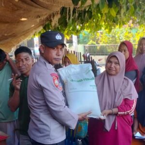 Bhabinkamtibmas Polsek Soromandi Monitoring Penyaluran Bantuan Sosial Bagi Warga Binaan di Desa Sampungu