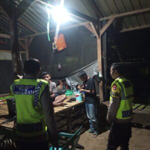 Patroli Dialogis Polsubsektor Brang Ene, Polisi Ajak Remaja Bijak Bermedsos dan Jaga Kamtibmas