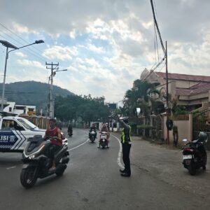 SATLANTAS POLRES DOMPU LAKUKAN REKAYASA DAN PENGATURAN ARUS LALU LINTAS SAAT AKSI BLOKIR JALAN WARGA DI WOJA
