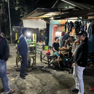PATROLI MALAM POLRES DOMPU HADIRKAN RASA AMAN, PERSONEL BERIKAN HIMBAUAN HUMANIS KEPADA MASYARAKAT