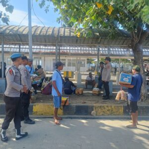 Polsek Kawasan Pelabuhan Laut Tano Gelar Patroli Dialogis, Imbau Penumpang Utamakan Keselamatan dan Keamanan