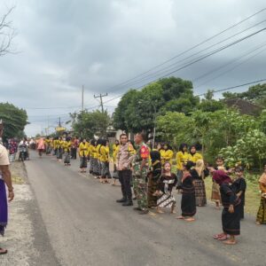 BHABINKAMTIBMAS POLSEK PEKAT AMANKAN TRADISI NYONGKOLAN, WUJUDKAN KAMTIBMAS DAN KELANCARAN LALU LINTAS