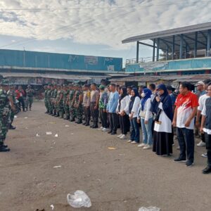 SINERGITAS 3 PILAR DI DOMPU, TNI-POLRI DAN PEMERINTAH KECAMATAN GELAR APEL GABUNGAN SERTA KERJA BAKTI BERSIHKAN PASAR BAWAH