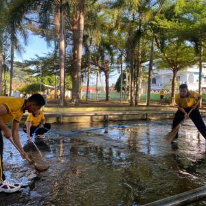 BAKTI SOSIAL HUT BHAYANGKARA KE-80, POLRES DOMPU BERSIHKAN TEMPAT IBADAH DAN PERERAT KEDERKATAN DENGAN MASYARAKAT