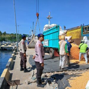 POLISI PENOLONG DAN PAM PELABUHAN, SAT POLAIRUD POLRES DOMPU HADIR BANTU MASYARAKAT PESISIR DAN JAGA KEAMANAN PELABUHAN CALABAI