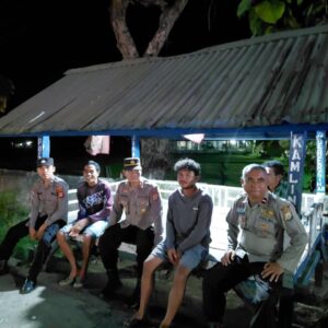 SAT BINMAS POLRES DOMPU PERKUAT KEMITRAAN DENGAN MASYARAKAT MELALUI SAMBANG SATKAMLING DAN HIMBAUAN KAMTIBMAS DI MALAM MINGGU