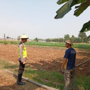 Anggota Bhabinkamtibmas Polsek Jenu Polres Tuban Turun ke Ladang, sambang lahan pertanian.