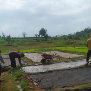 Anggota Bhabinkamtibmas Polsek Jenu Polres Tuban Turun ke Ladang, sambang lahan pertanian.