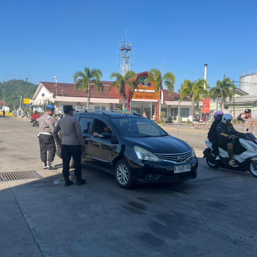 Polsek Kawasan Pelabuhan Lembar Periksa Intensif Muatan Kapal