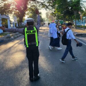 SATLANTAS POLRES DOMPU GELAR RAWAN PAGI DAN SOSIALISASI KESELAMATAN BERLALU LINTAS SECARA HUMANIS