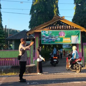 Rawan Pagi Polsek Maluk, Hadir di Tengah Aktivitas Pelajar dan Masyarakat untuk Ciptakan Lalu Lintas Aman