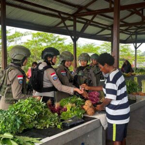Di Balik Ramainya Pasar Keyabi Nduga, Senyum Mama Papua dan Polwan Damai Cartenz Rajut Rasa Aman dan Nyaman