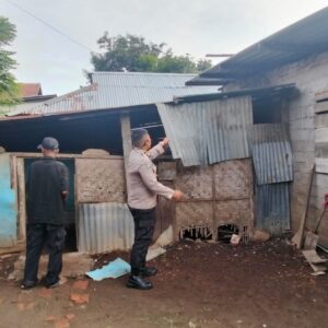 BHABINKAMTIBMAS DESA MATUA BANTU PEMBANGUNAN RUMAH WARGA TERDAMPAK BANJIR, WUJUD KEPEDULIAN DAN RASA KEMANUSIAAN
