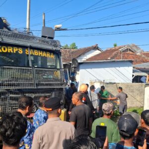 RESPON CEPAT POLSEK DOMPU DAN TIM GABUNGAN BERHASIL PADAMKAN KEBAKARAN RUMAH WARGA DI KELURAHAN BALI I